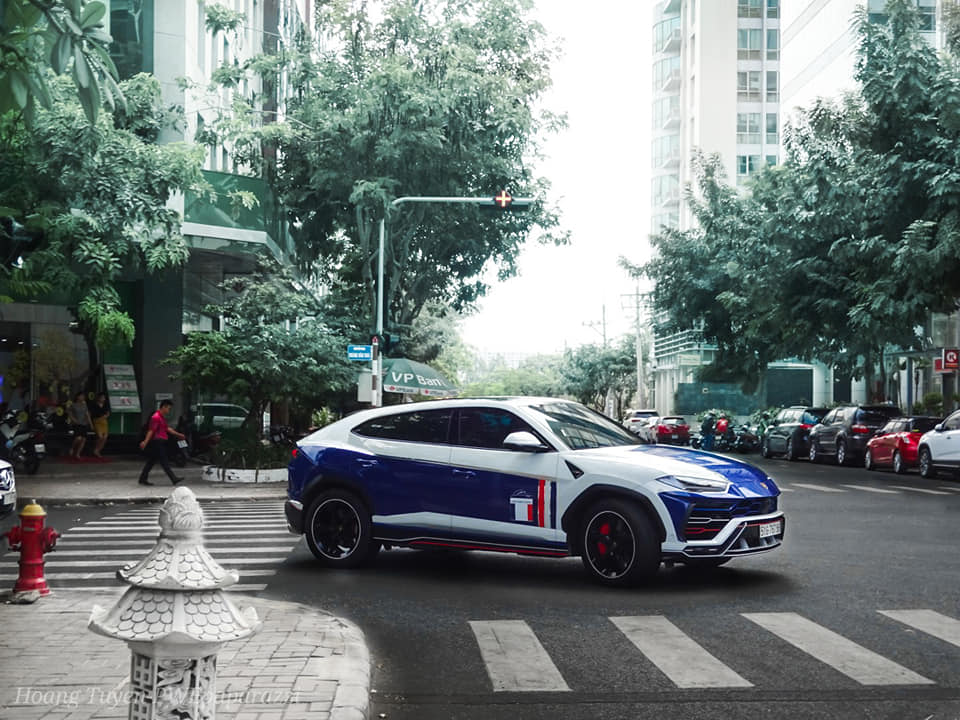 Tuy nhiên, sau Tết Kỷ Hợi 2019, Nhật Minh đã lột áo màu crôm của Lamborghini Urus để dán đề-can màu mới Tuy nhiên, sau Tết Kỷ Hợi 2019, Nhật Minh đã lột áo màu crôm của Lamborghini Urus để dán đề-can màu mới