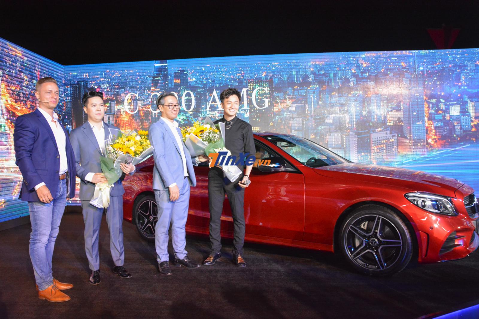 2 ca sĩ Lê Hiếu và Ngô Kiến Huy nhận hoa từ lãnh đạo Mercedes-Benz Việt Nam