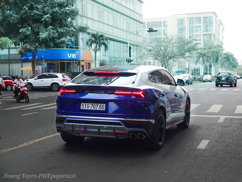 Toàn bộ đuôi xe dán lại màu xanh dương Toàn bộ đuôi xe dán lại màu xanh dương