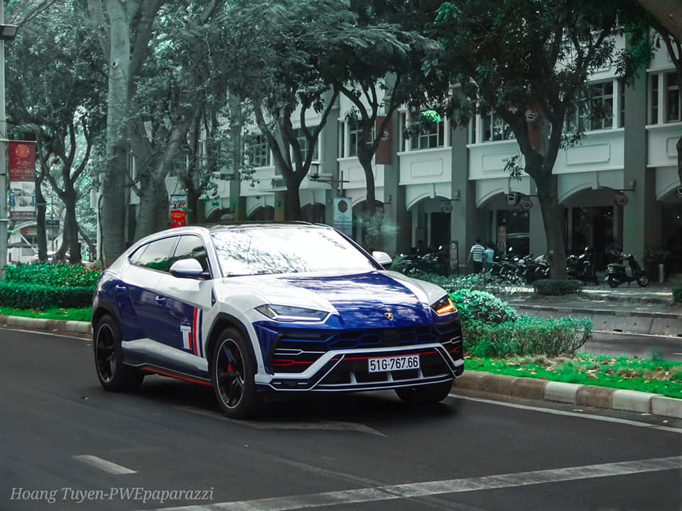 Bộ áo mới của chiếc Lamborghini Urus này mang 2 tông màu xanh-trắng Bộ áo mới của chiếc Lamborghini Urus này mang 2 tông màu xanh-trắng