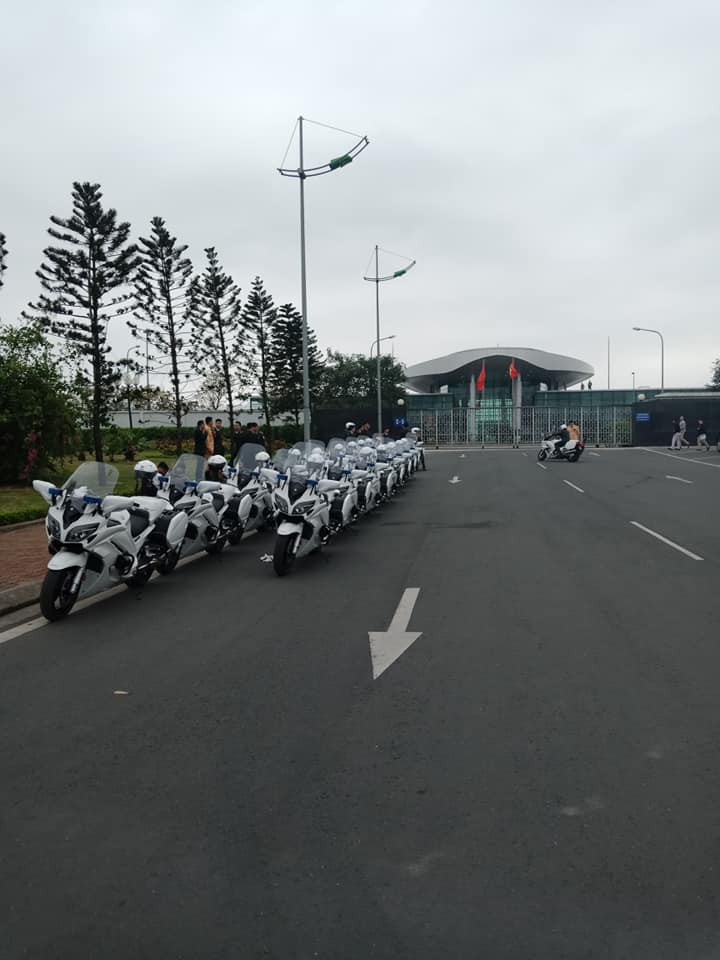 Đoàn xe xếp hàng ngay ngắn trước sảnh Vip của sân bay Nội Bài Đoàn xe xếp hàng ngay ngắn trước sảnh Vip của sân bay Nội Bài