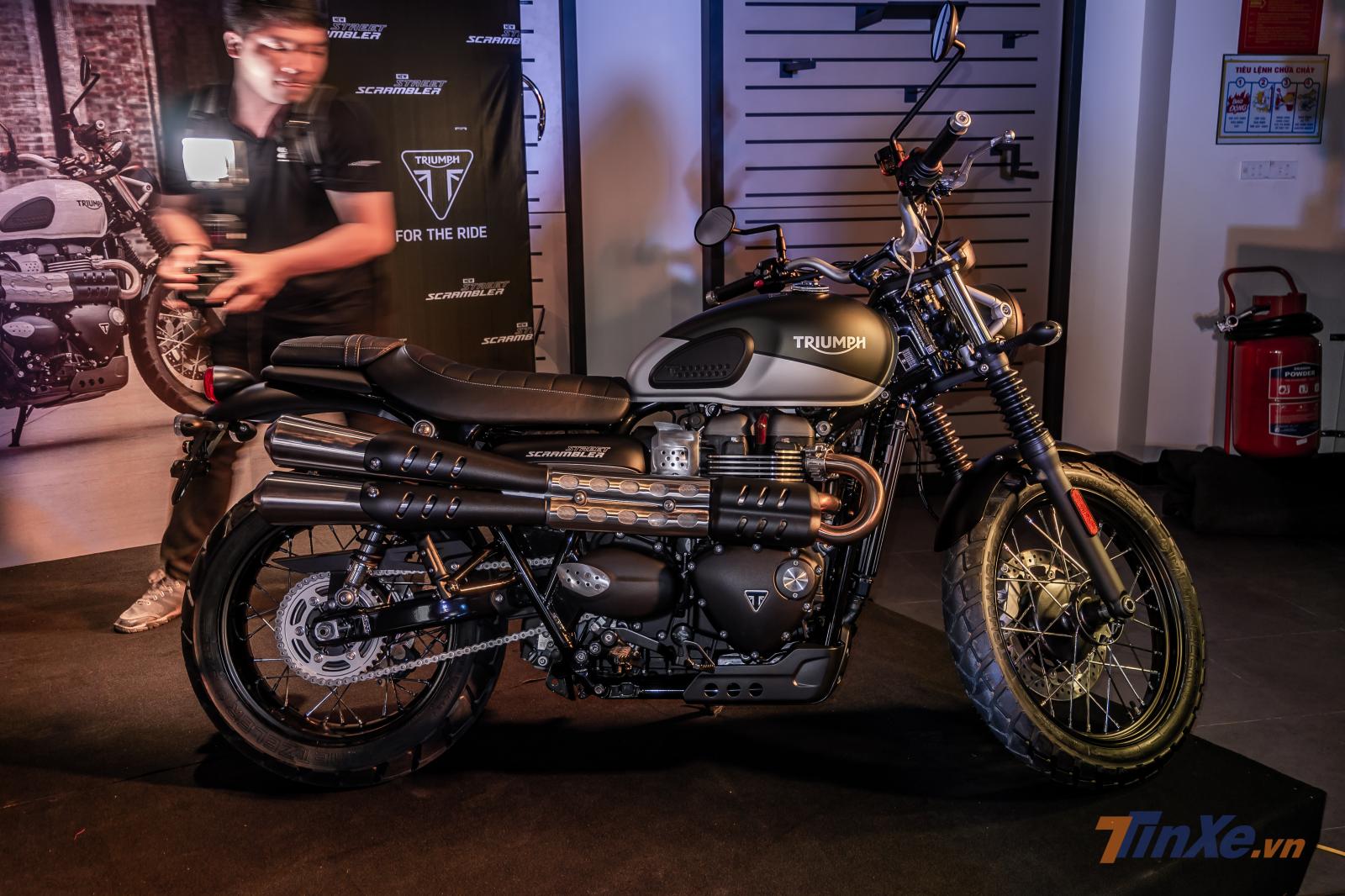 Điểm đặc biệt nhất của dòng xe mới này cũng là một trong những đặc điểm nhận dạng của dòng xe Scrambler là bô vắt cao ngang thân xe. Triumph Street Scrambler 2019 cũng sở hữu cặp pô tuyệt đẹp được uốn chạy ngang rất khỏe khoắn.