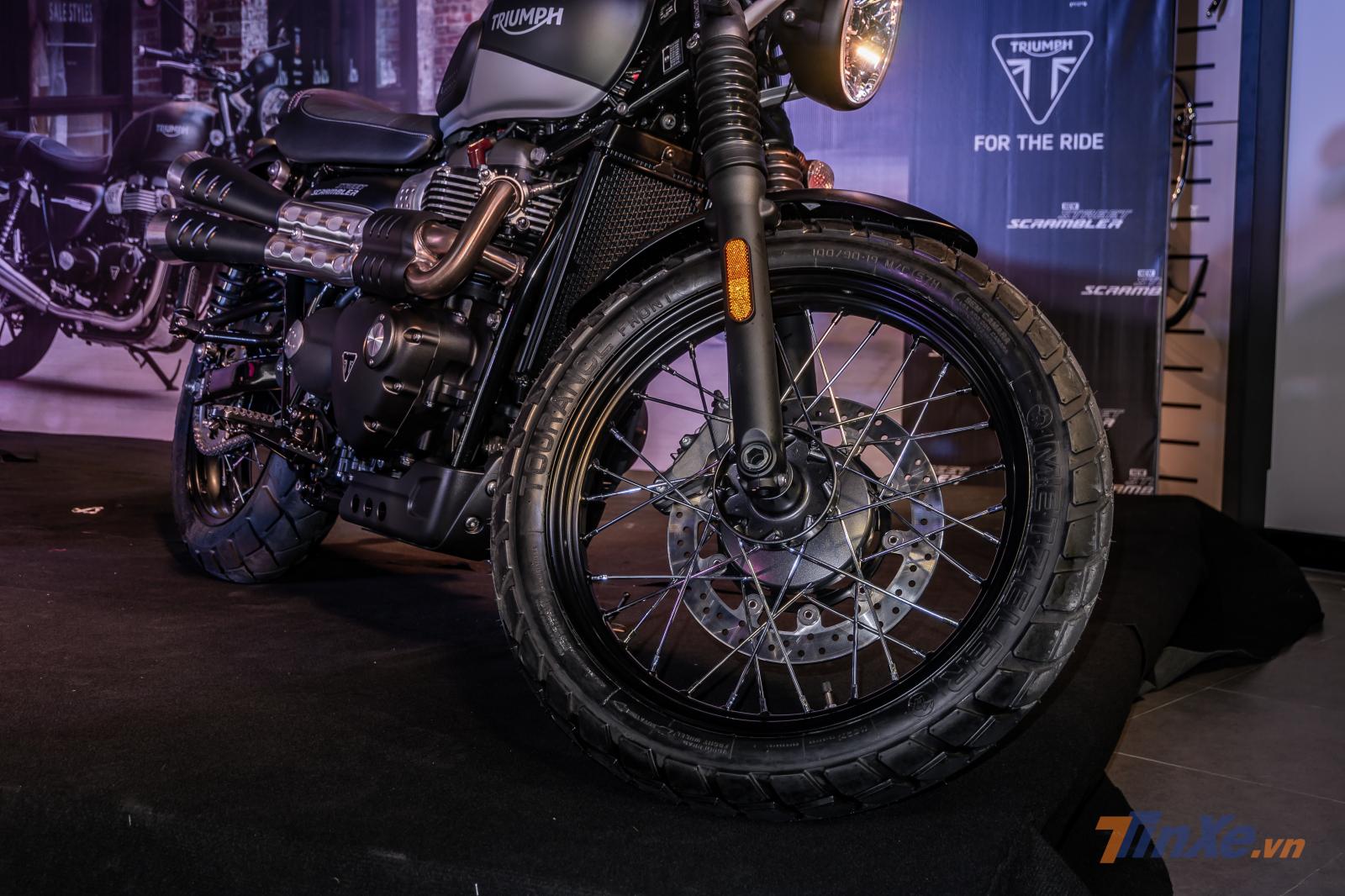 Ở dàn đầu, chiếc xe được trang bị cho vành nan hoa đặc trưng với kích thước 19 inch cho khả năng off-road và chịu lực tốt hơn so với vành đúc. Trên bộ vành này là bộ lốp gai Dual Sport đầy hấp dẫn khiến dàn đầu xe trở nên cứng cáp và ngầu hơn.