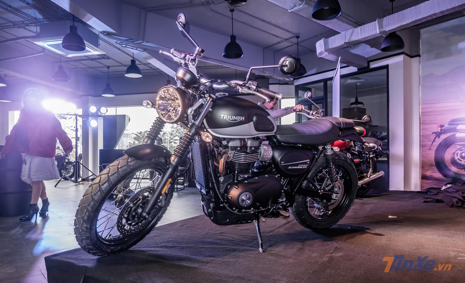 Mẫu xe mang kiểu dáng đậm chất cổ điển của Triumph với đặc sản bình xăng, đèn pha cùng các chi tiết rất tròn trịa, hợp lý. Mẫu xe này đã được thiết kế để trông có phần trẻ trung và hiện đại hơn với các chi tiết sơn đen nhám lì lợm.