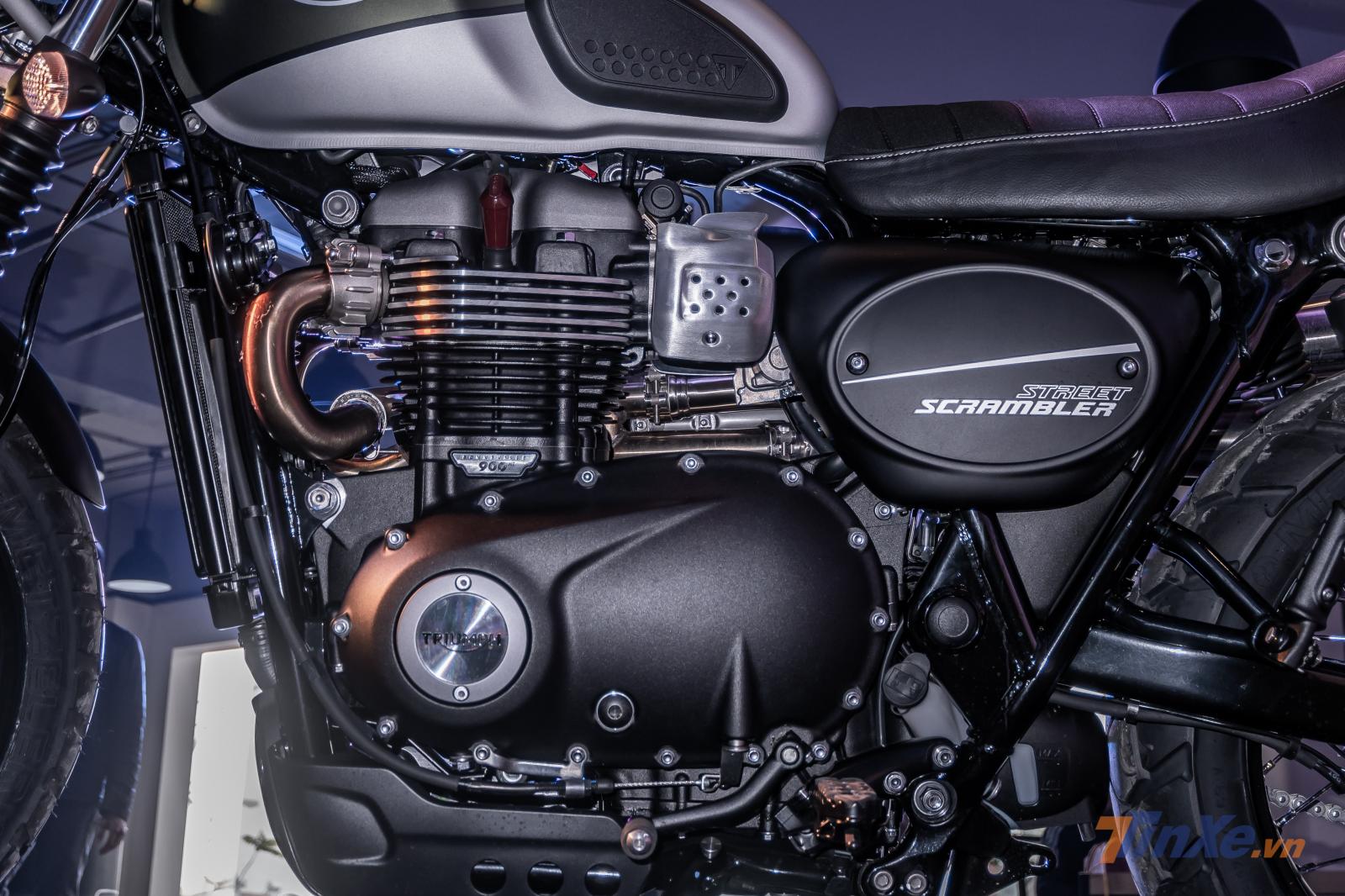 Triumph Street Scrambler 2019 sở hữu khối động cơ 2 máy đứng (Twin Engine Bonneville 900cc) thế hệ mới nhất ,tăng thêm 18% công suất – tương đương với 10 mã lực. Điều này có nghĩa là, cả hai mẫu xe đều có khả năng sản sinh công suất tối đa 64 mã lực tại vòng tua 7.500 vòng/phút và mô-men xoắn cực đại đạt 80 Nm tại vòng tua 3.500 vòng/phút.