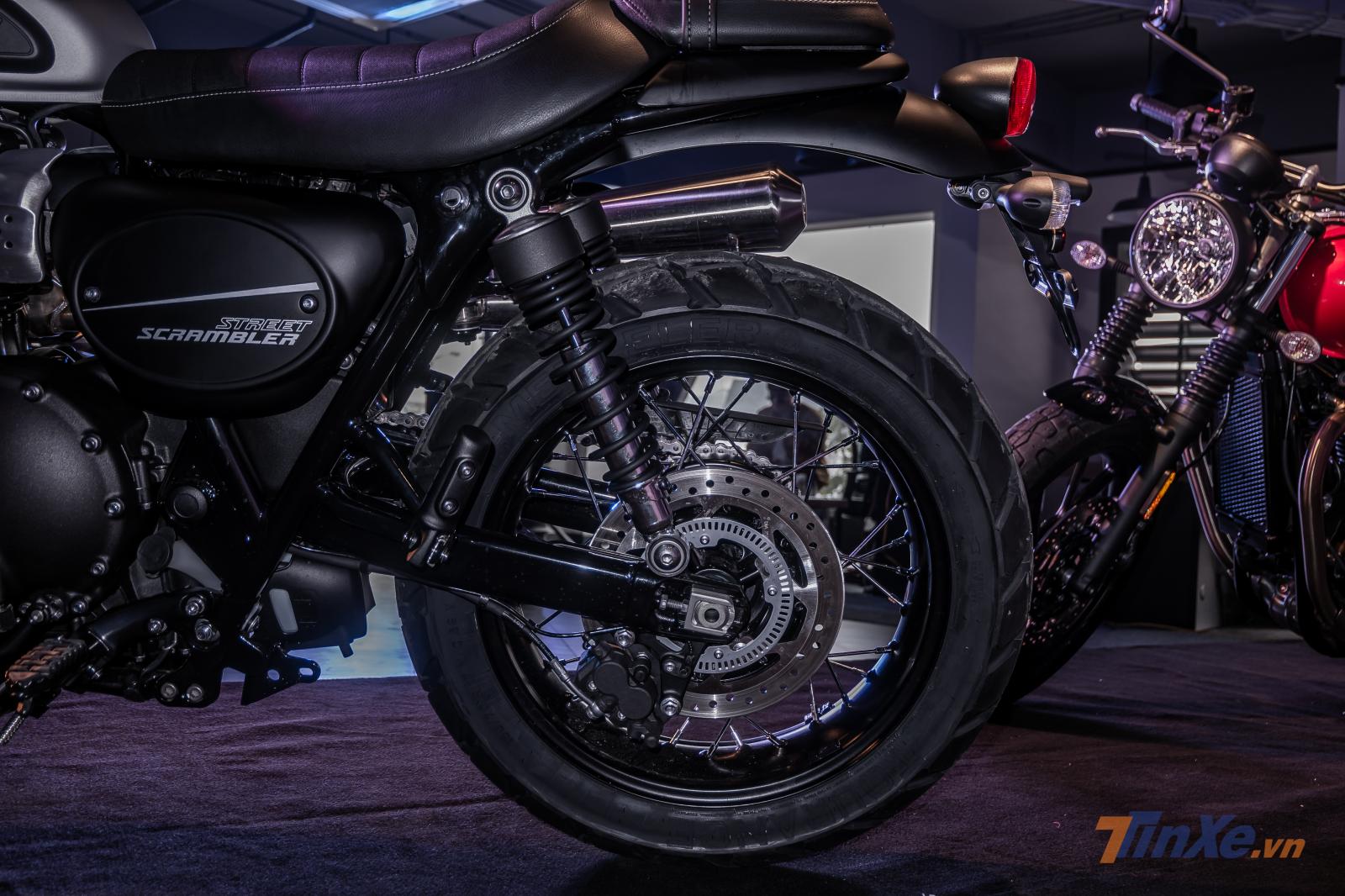 Phía sau, xe cũng được sử dụng vành nan, lốp gai cùng phanh đĩa có tích hợp ABS hiện đại. Xe sử dụng cặp phuộc lò xo truyền thống và gắp đôi rắn chắc.