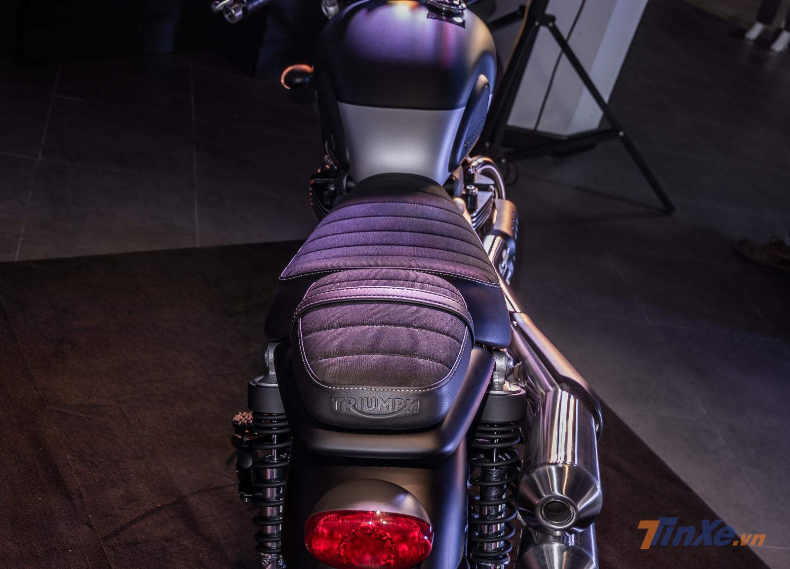 Yên xe bánh mỳ của chiếc xe nhìn từ phía sau khá rộng cho người lái nhưng yên phụ lại có vẻ hơi nhỏ nhắn