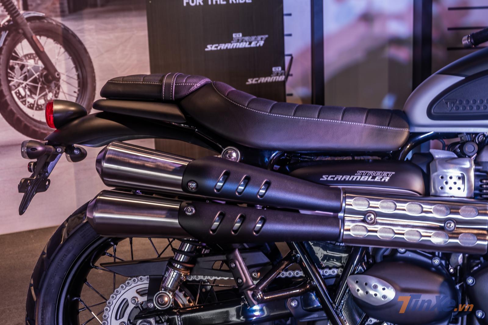 Phía sau là bộ yên 2 tầng được thiết kế dạng bánh mỳ cổ điển dành cho phiên bản Scrambler. Bộ yên này có khả năng giúp người lái chống trượt và khá êm ái.