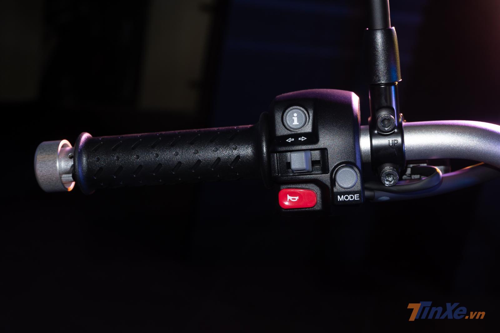 Phía bên trái, xe được trang bị thêm nút Info và Mode để chuyển đổi chế độ chạy trên xe.