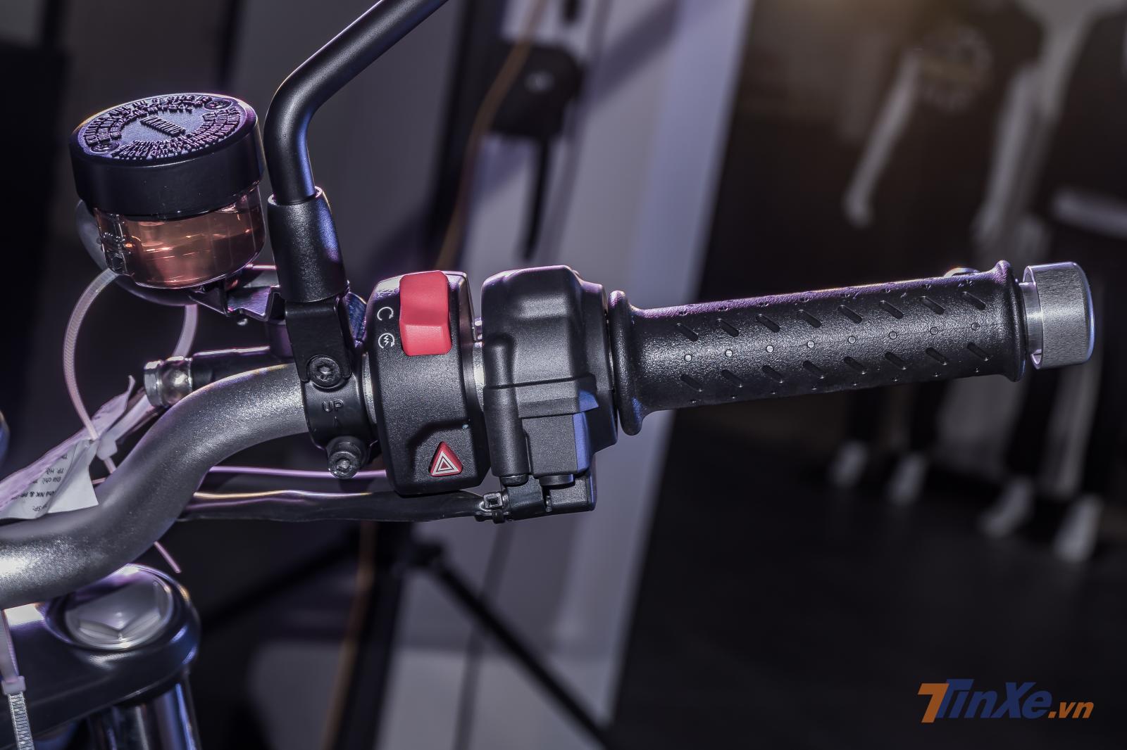 Cùm điều khiển phải của xe với nút công tắc tắt bật, đề máy được tích hợp. Dưới đó là đèn cảnh báo nguy hiểm cho chế độ nháy đèn xi nhan