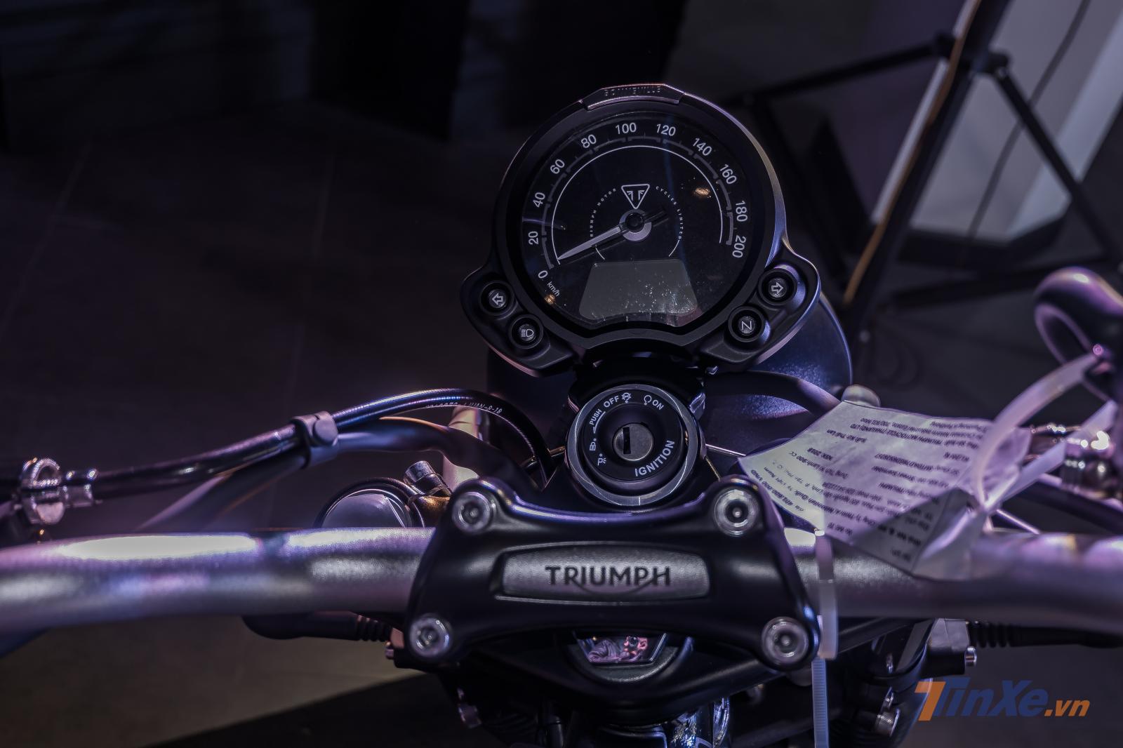 Triumph Street Scrambler 2019 được trang bị cho bộ đồng hồ đơn gọn gàng đặt chính giữa khu vực chảng ba với dạng Analog kết hợp điện tử.
