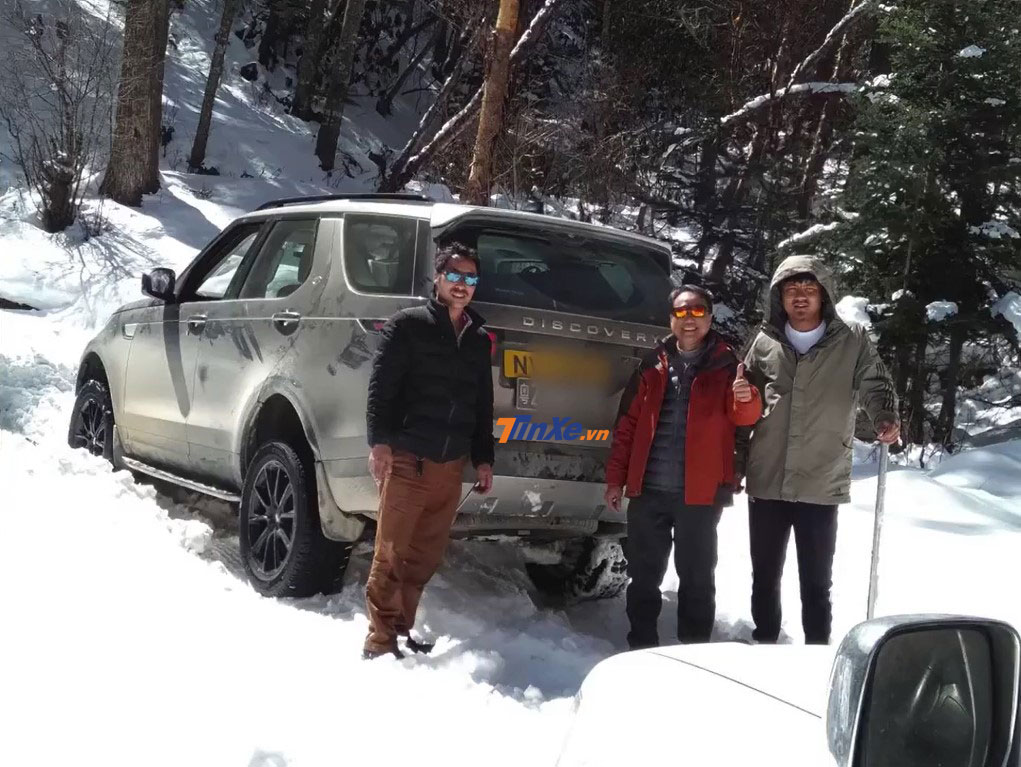 Trưởng làng và một nam sinh viên đến hỗ trợ giải cứu chiếc Land Rover Discovery