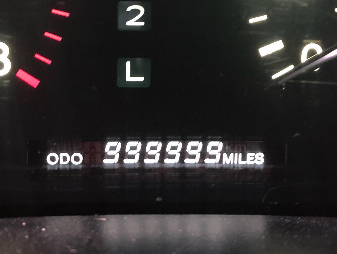 Đồng hồ công-tơ-mét của chiếc Lexus LS400 hiển thị dòng số 999999 dặm đẹp mắt Đồng hồ công-tơ-mét của chiếc Lexus LS400 hiển thị dòng số 999999 dặm đẹp mắt