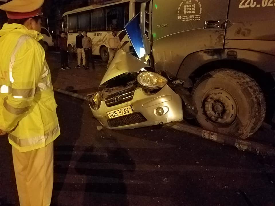 Lực lượng chức năng có mặt tại hiện trường vụ tai nạn