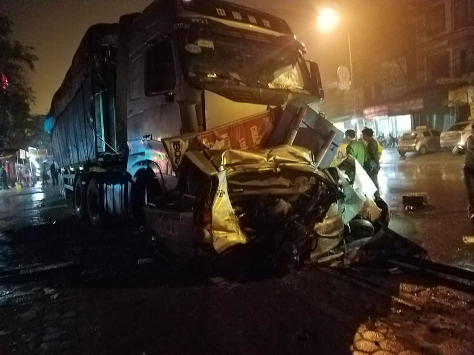 Chiếc ô tô tải đâm bẹp dúm một xe taxi đang dừng chờ khách