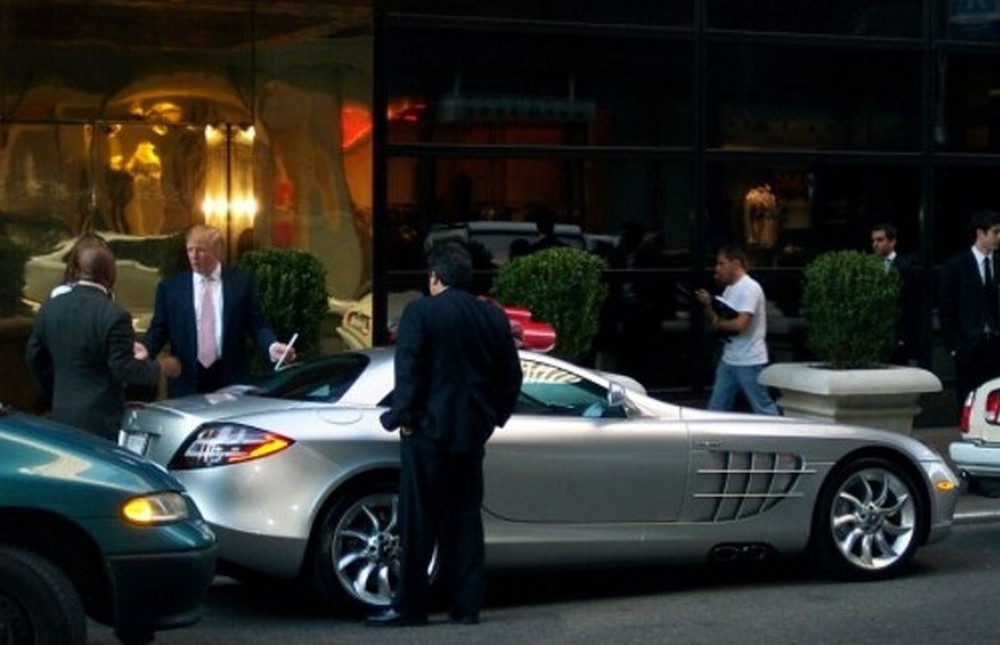 Ông Donald Trump cà vạt màu hồng từng sở hữu siêu xe Mercedes-Benz SLR McLaren