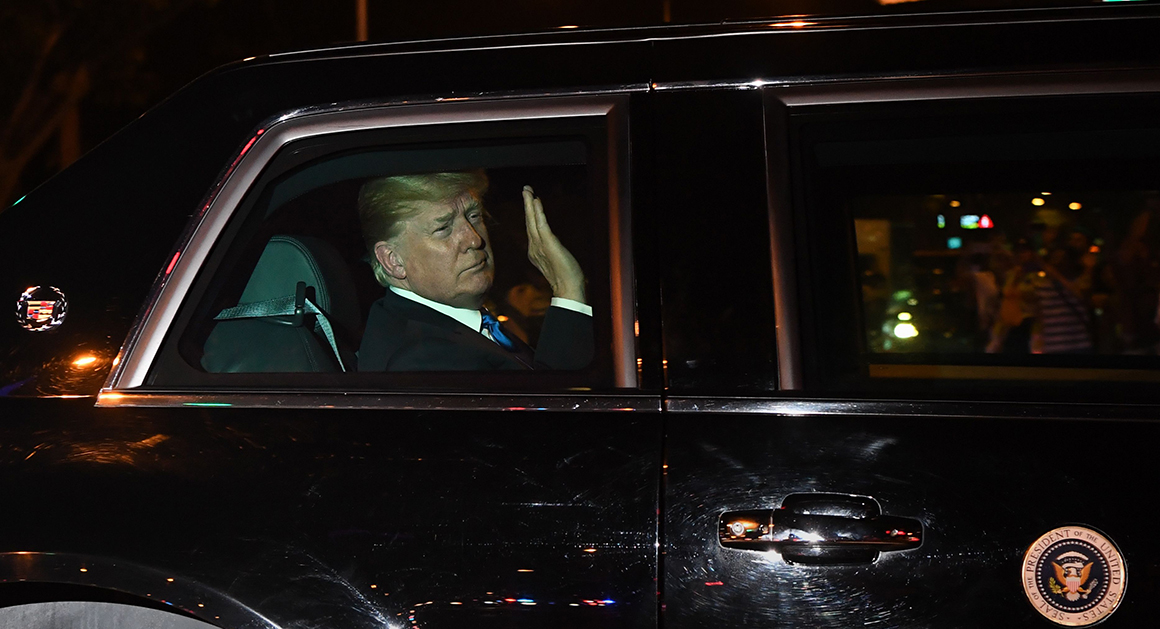 Ông Donald Trump trong khoang lái của Cadillac One