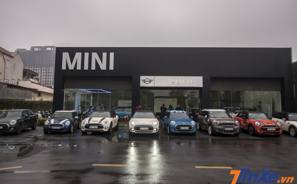 Dàn xe MINI tập trung tại đại lý MINI Long Biên. Dàn xe MINI tập trung tại đại lý MINI Long Biên.
