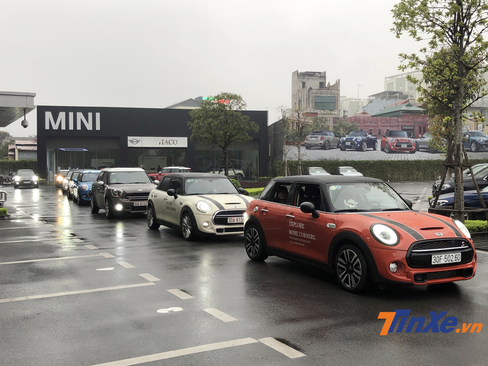 Chuyến đi của những người sử dụng xe MINI sẽ kéo dài từ Hà Nội đến Ninh Bình và thăm thú các địa danh tại đây trong một ngày. Chuyến đi của những người sử dụng xe MINI sẽ kéo dài từ Hà Nội đến Ninh Bình và thăm thú các địa danh tại đây trong một ngày.