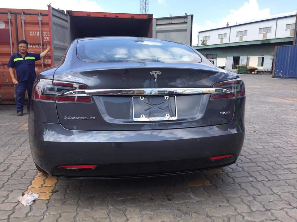 Nhưng lại là chiếc Tesla Model S phiên bản 100D đầu tiên tại dải đất hình chữ S Nhưng lại là chiếc Tesla Model S phiên bản 100D đầu tiên tại dải đất hình chữ S