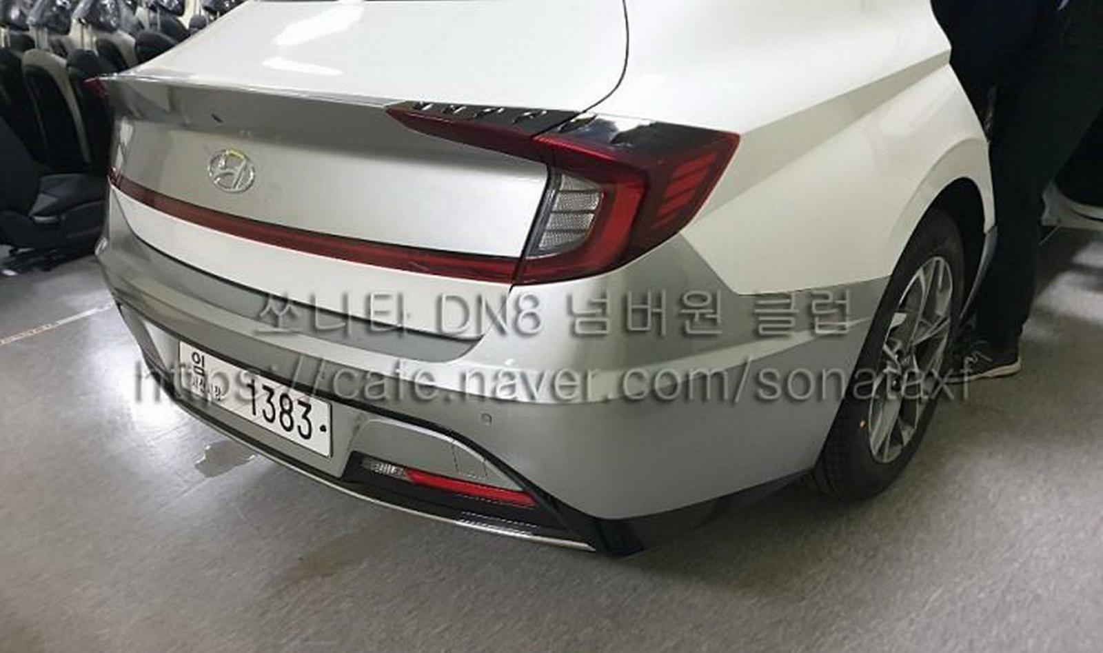 Hyundai Sonata 2020 nhìn từ phía sau với cụm đèn hậu nối liền nhau Hyundai Sonata 2020 nhìn từ phía sau với cụm đèn hậu nối liền nhau