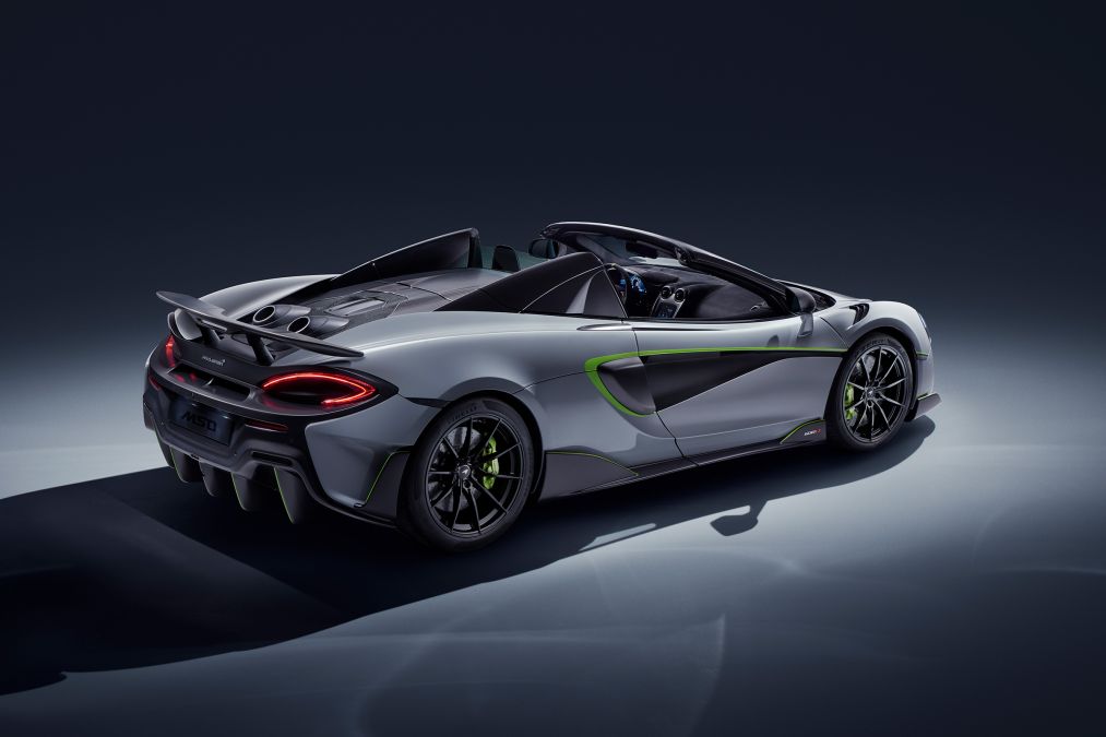 Đi kèm với đó là các điểm nhấn bằng sợi carbon bóng