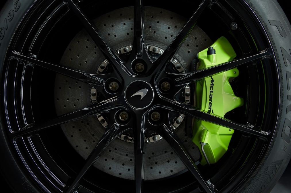 Bộ mâm sơn đen đi kèm phanh màu Napier Green