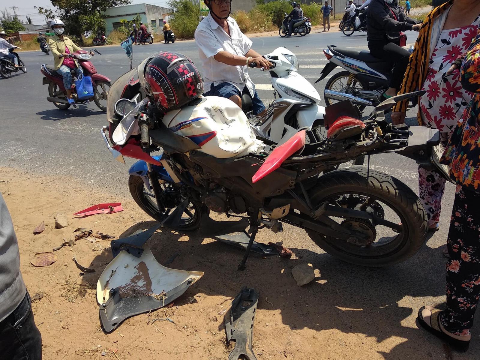 Bộ vỏ vỡ nát để lộ ra cỗ máy đã được độ chế trên chiếc xe