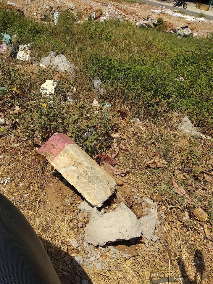 Trụ bê tông bị đâm gãy, được biết, trụ bê tông này vừa được làm lại cách đây ít lâu