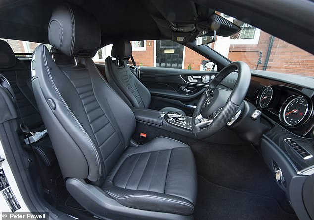 Ghế của chiếc Mercedes-Benz E-Class Cabriolet này được bọc bằng da và nhựa Ghế của chiếc Mercedes-Benz E-Class Cabriolet này được bọc bằng da và nhựa