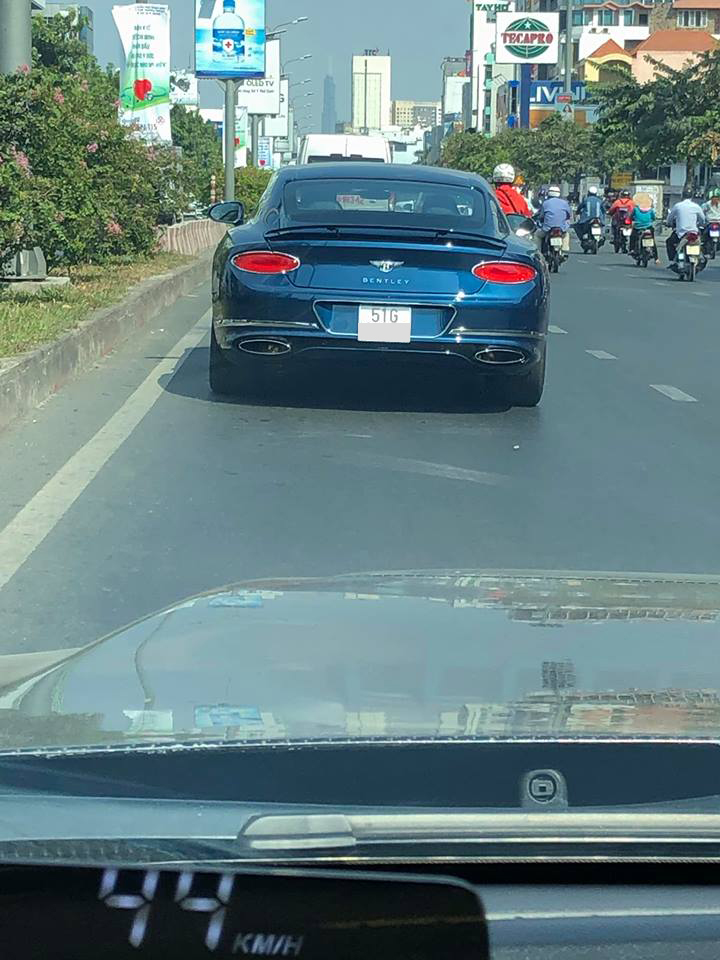 Chiếc Bentley Continental GT đời 2018 nằm trong bộ sưu tập xe khủng của gia đình thiếu gia 9X ở quận 7.