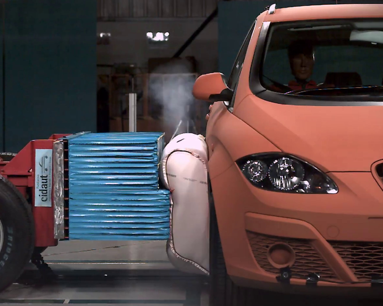 Các bài thử nghiệm của ZF cho thấy túi khí bên sườn xe giúp giảm đáng kể chấn thương cho người ngồi bên trong