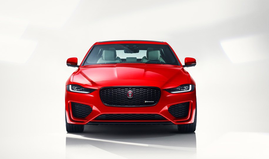 Ngoại thất có một số thay đổi ở đèn pha, đèn hậu, hốc gió phía trước lớn hơn