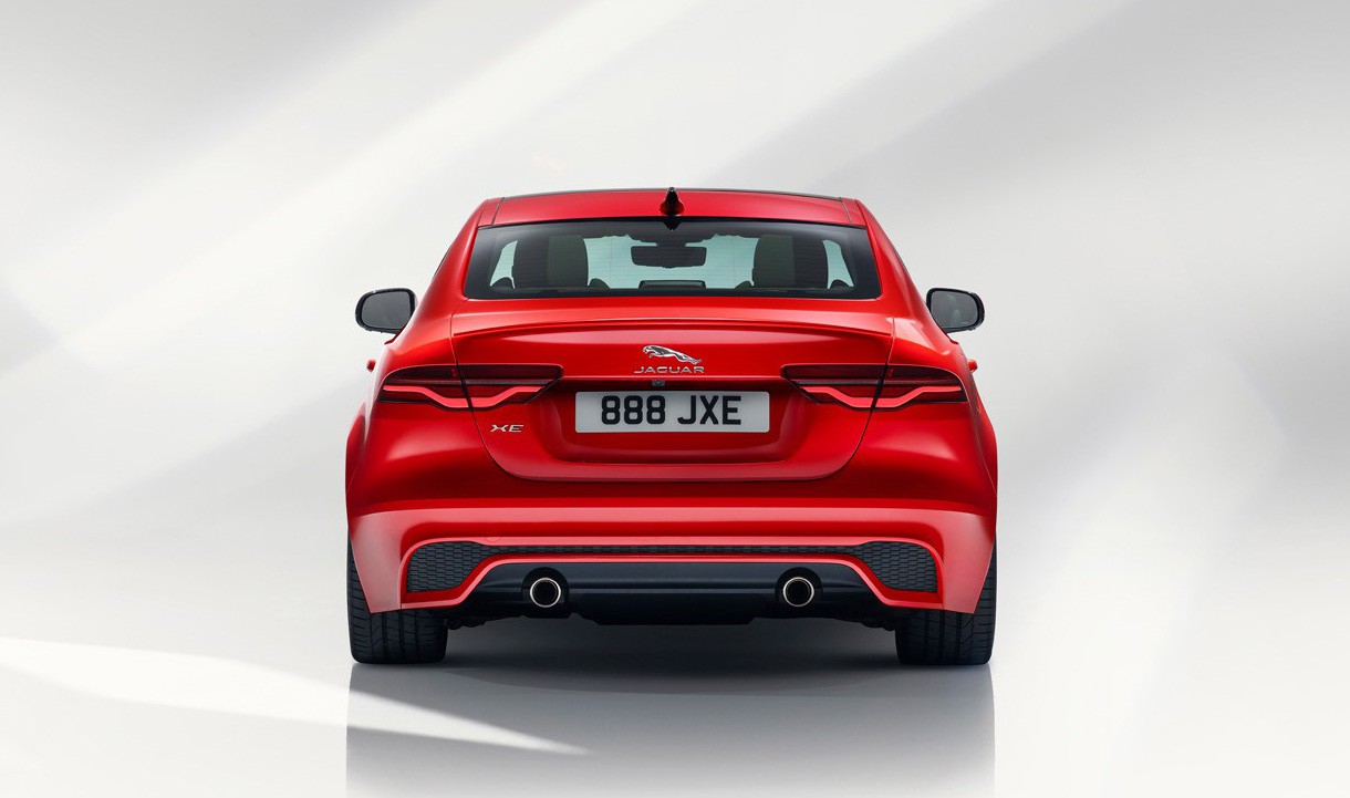 Các đối thủ của Jaguar XE 2019 khi về tới Việt Nam bao gồm Mercedes-Benz C-Class 2019, Audi A4 hay BMW 3-Series