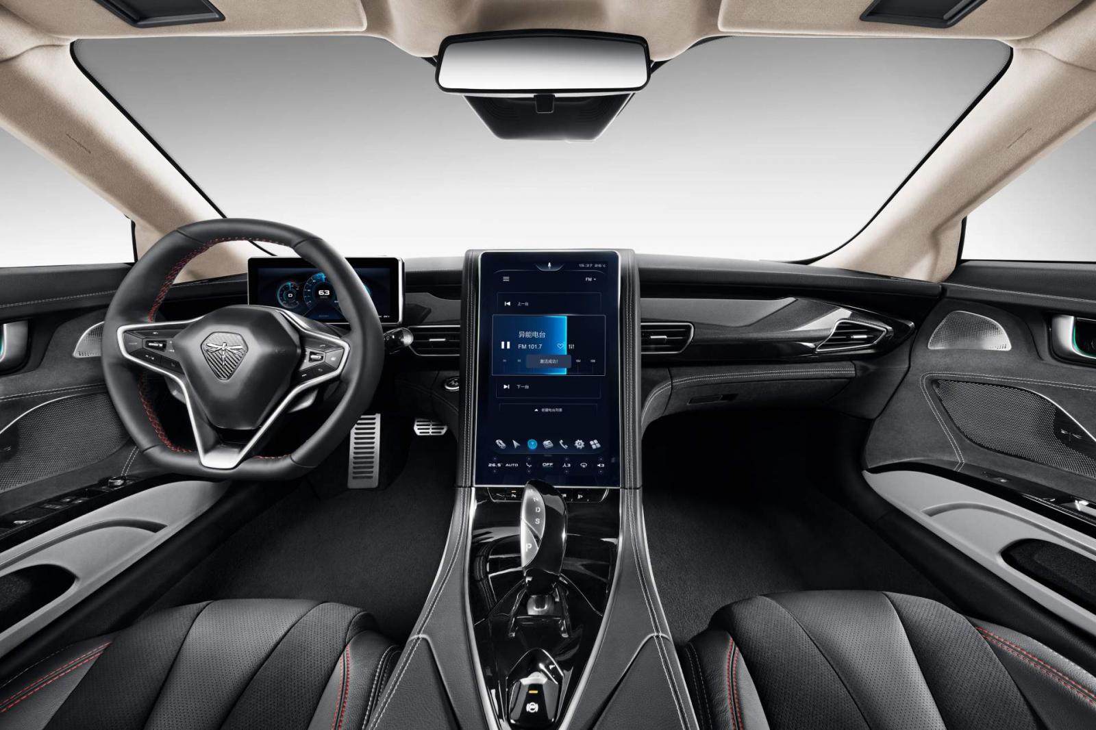 Khoang lái bên trong của Qiantu K50 có trang bị một màn hình cảm ứng khổng lồ