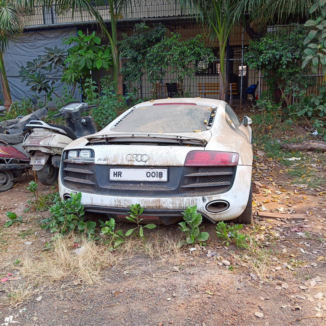 Chiếc siêu xe Audi R8 bị vứt bỏ ở ngoài trời tại trụ sở cảnh sát Mumbai