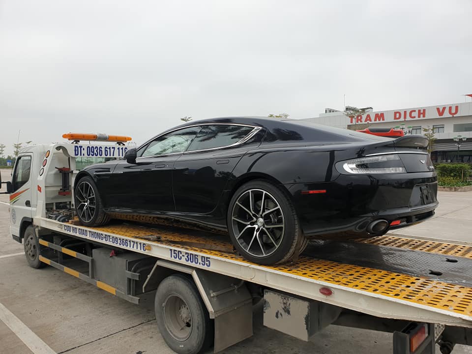 Nhưng lại là chiếc Aston Martin Rapide S đầu tiên mang ngoại thất màu đen Nhưng lại là chiếc Aston Martin Rapide S đầu tiên mang ngoại thất màu đen