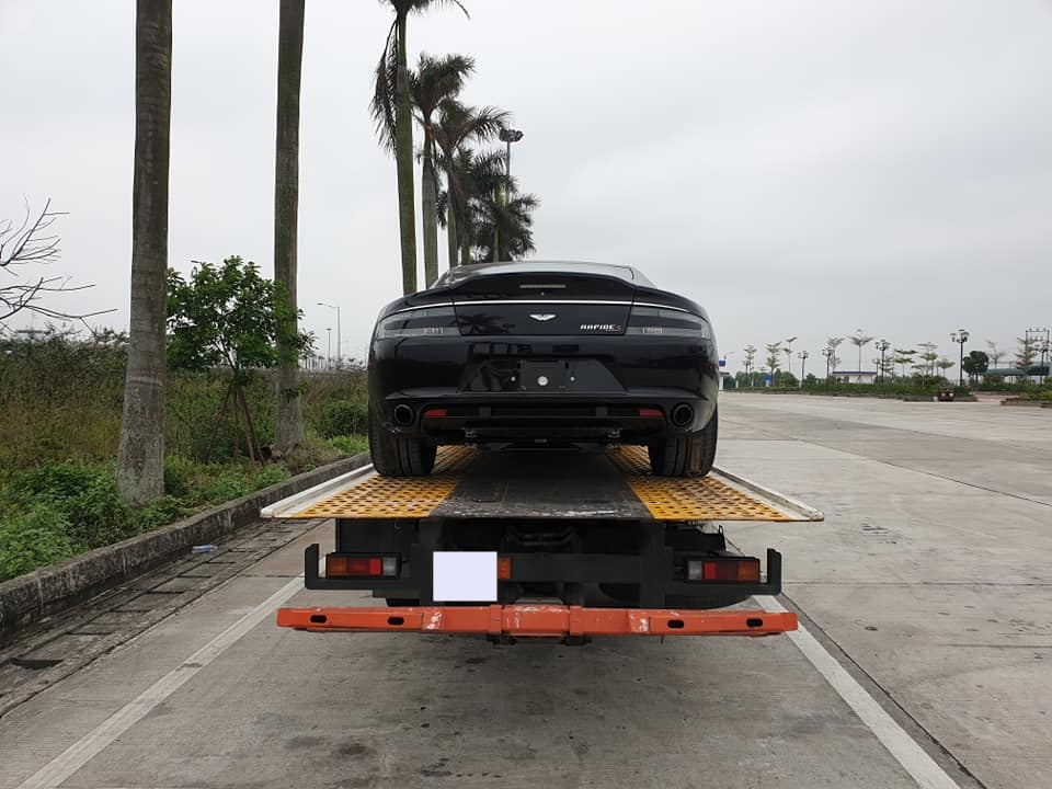 Aston Martin Rapide S màu đen cập cảng Đình Vũ, Hải Phòng Aston Martin Rapide S màu đen cập cảng Đình Vũ, Hải Phòng