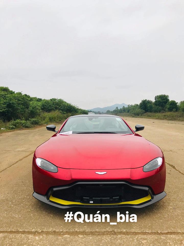 NGoại thất siêu xe này sơn màu đỏ với cản va trước bằng sợi carbon nhưng có thêm hoạ tiết màu vàng NGoại thất siêu xe này sơn màu đỏ với cản va trước bằng sợi carbon nhưng có thêm hoạ tiết màu vàng