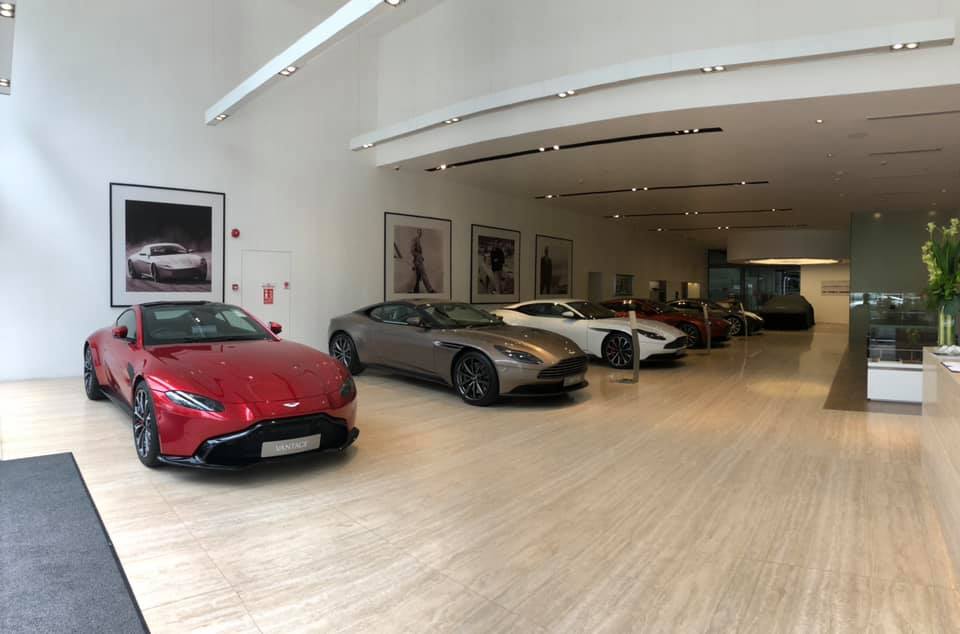 1 chiếc siêu xe Aston Martin V8 Vantage 2018 màu đỏ trong showroom Aston Martin chính hãng ở Singapore 1 chiếc siêu xe Aston Martin V8 Vantage 2018 màu đỏ trong showroom Aston Martin chính hãng ở Singapore