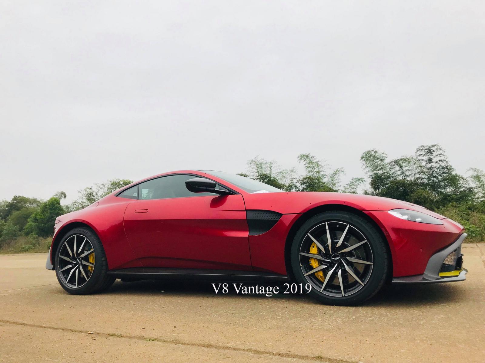 Siêu xe Aston Martin V8 Vantage 2018 màu đỏ đầu tiên về Việt Nam