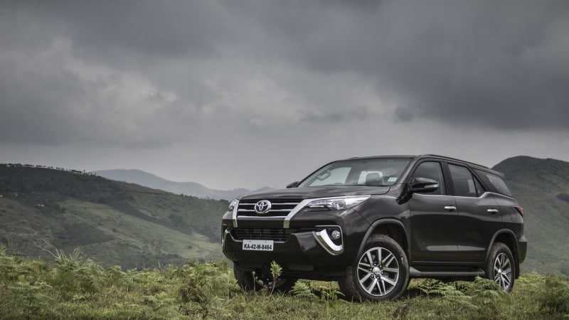 Hiện Toyota Fortuner đang được bán với giá niêm yết từ 1,026 tỷ - 1,354 tỷ đồng cho 4 phiên bản