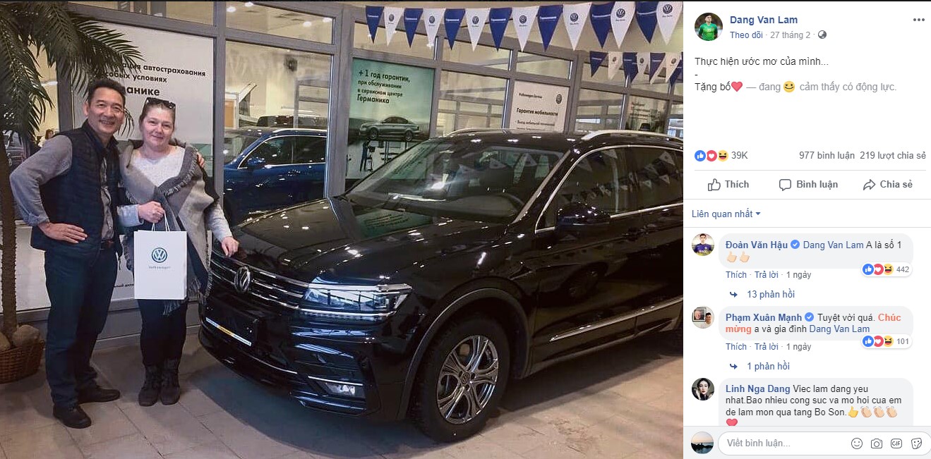 Đặng Văn Lâm đăng ảnh chụp bố mẹ bên chiếc ô tô mới lên trang cá nhân Đặng Văn Lâm đăng ảnh chụp bố mẹ bên chiếc ô tô mới lên trang cá nhân