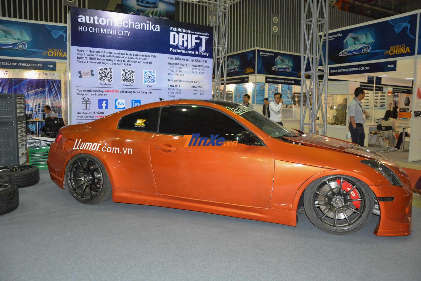 Mẫu xe độ Nissan 350Z trưng bày bên trong 1 gian hàng tại triển lãm Automechanika 2019 Mẫu xe độ Nissan 350Z trưng bày bên trong 1 gian hàng tại triển lãm Automechanika 2019