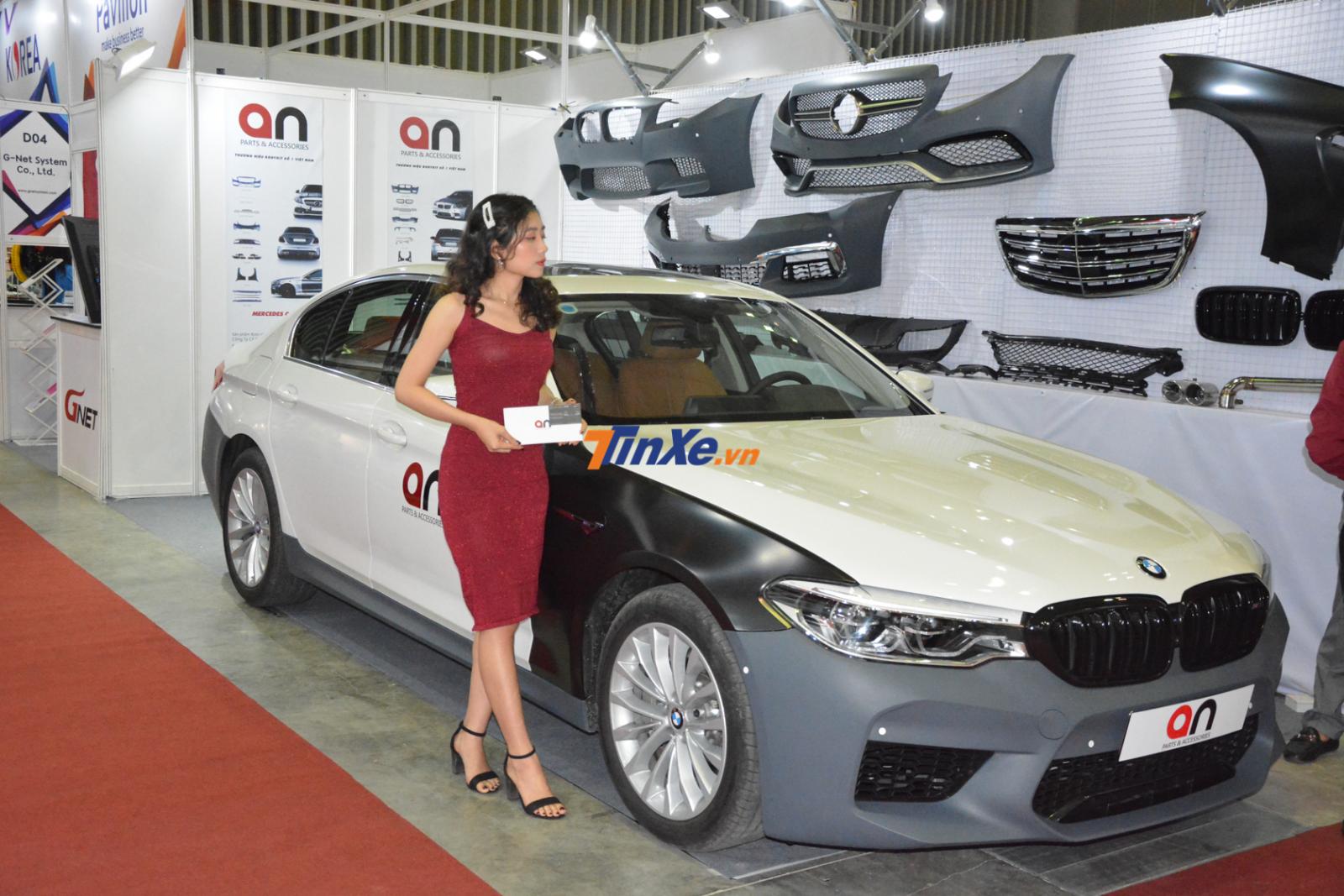 Chiếc xe này giới thiệu đồ độ và đề-can Chiếc xe này giới thiệu đồ độ và đề-can