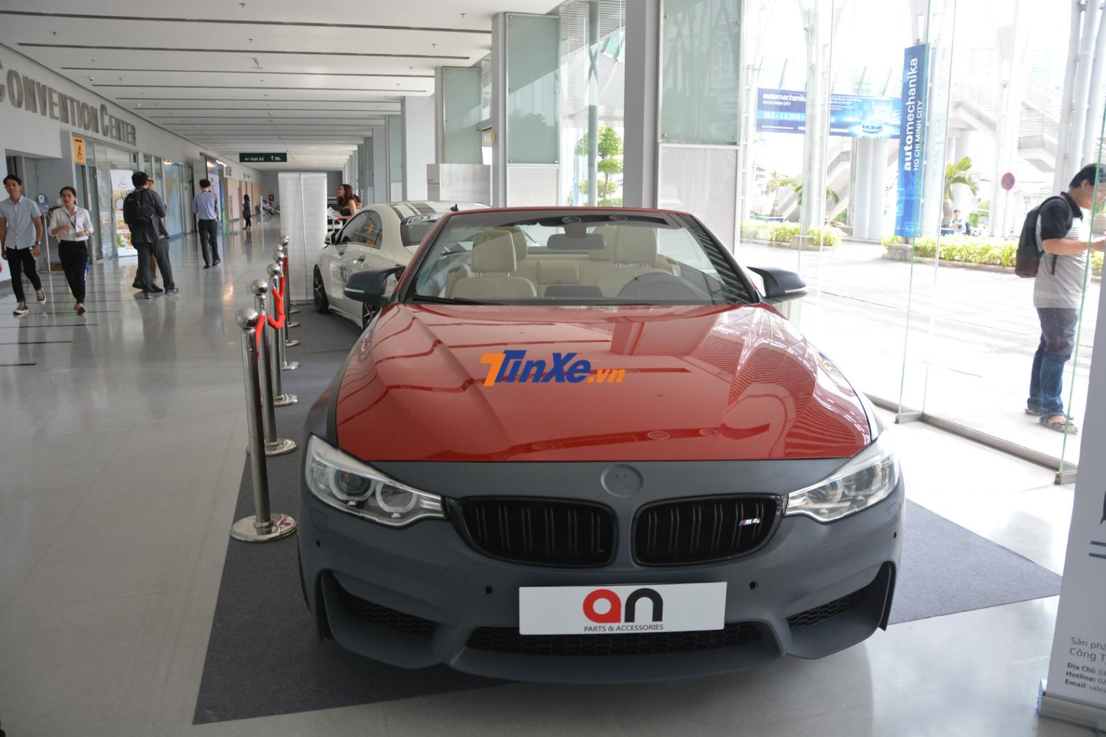 Bên ngoài triển lãm còn trưng bày 1 chiếc BMW mui trần Bên ngoài triển lãm còn trưng bày 1 chiếc BMW mui trần