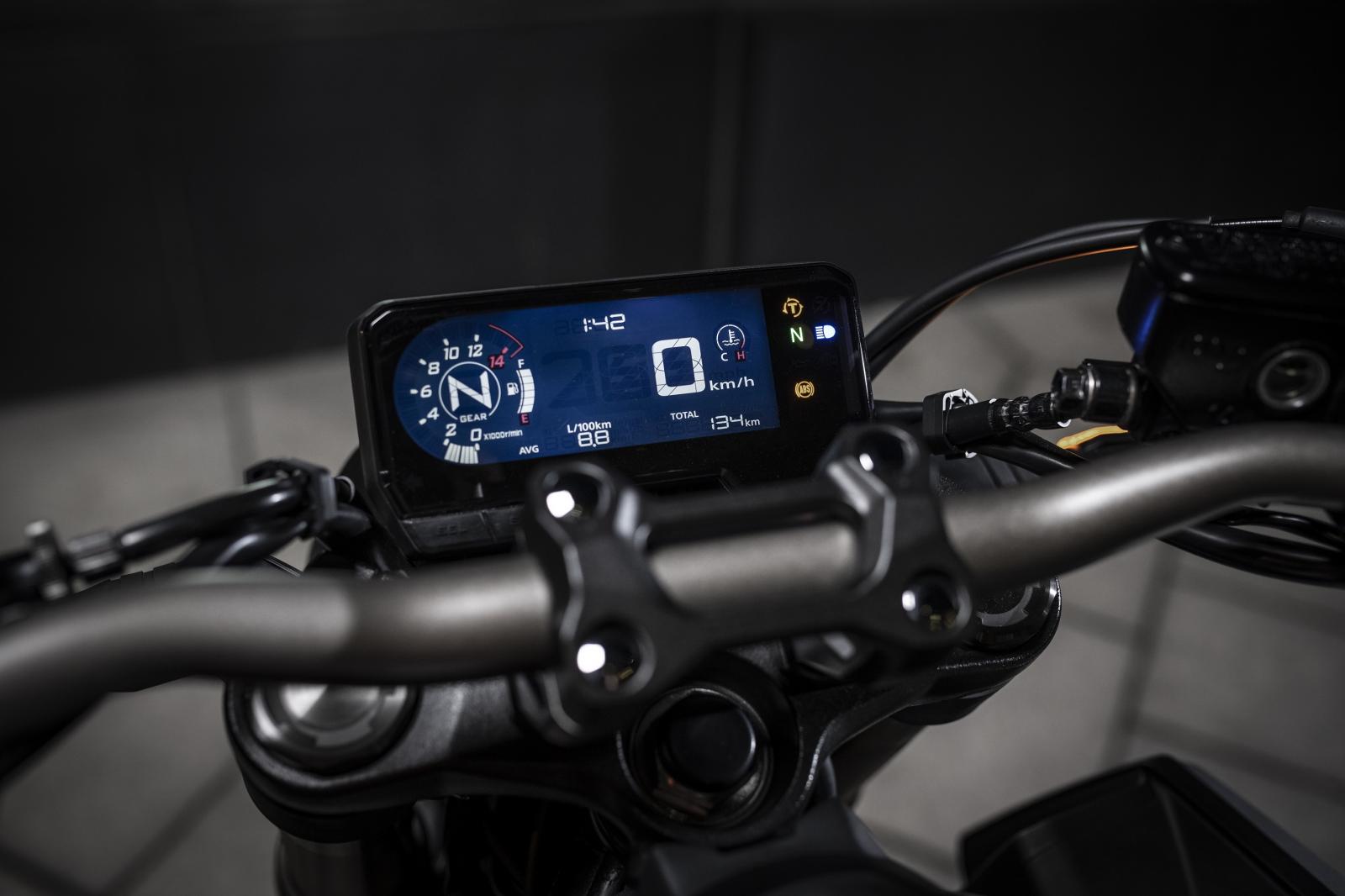 Bảng đồng hồ của xe là màn hình màu TFT cao cấp Bảng đồng hồ của xe là màn hình màu TFT cao cấp