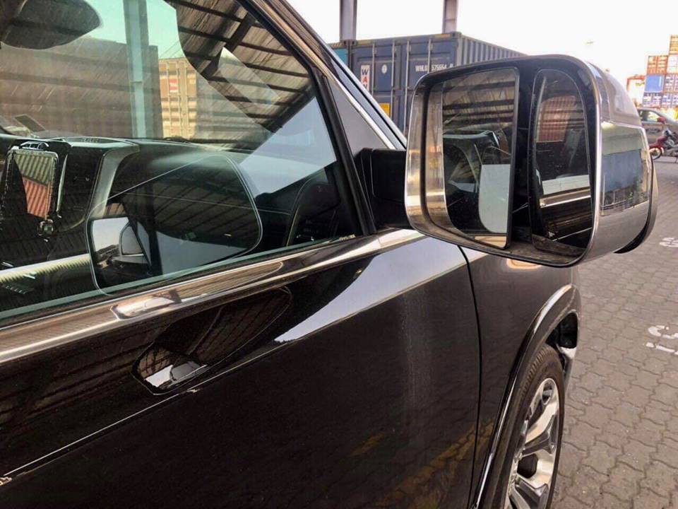 Gương chiếu hậu mạ crôm với 2 loại kính giúp người điều khiển dễ dàng quan sát xung quanh xe