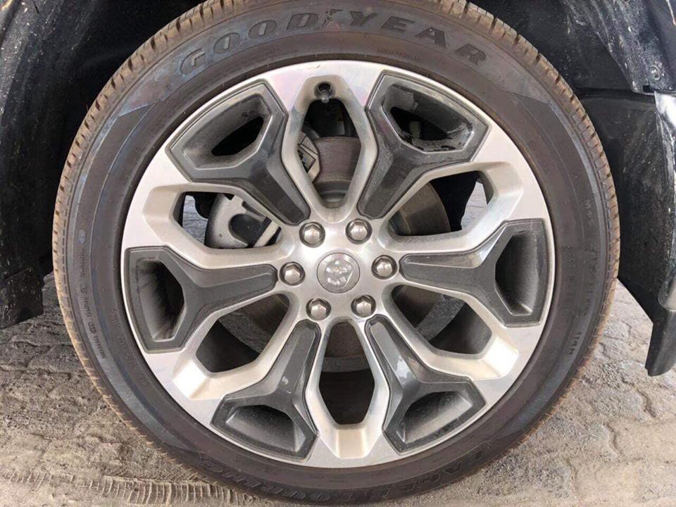 Xứng danh xe bán tải cỡ lớn, Ram 1500 Limited được trang bị bộ mâm hợp kim 6 chấu kép với kích thước lên tới 22 inch