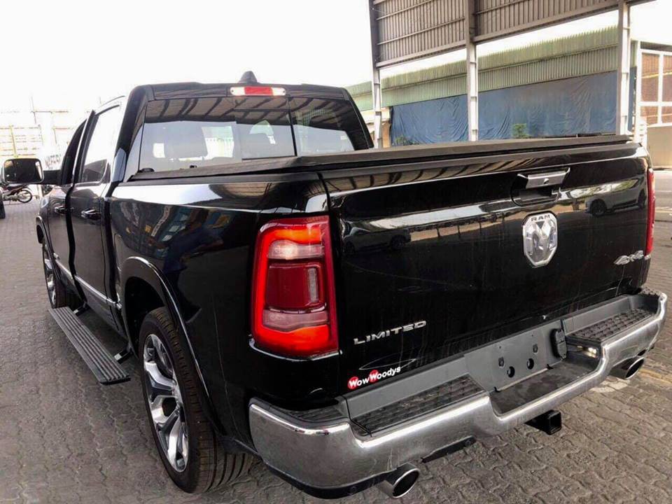 Đuôi sau được thiết kế tối giản hơn nhưng tập trung vào tính khỏe khoắn khi sử dụng khá nhiều đường nét thẳng, dứt khoát